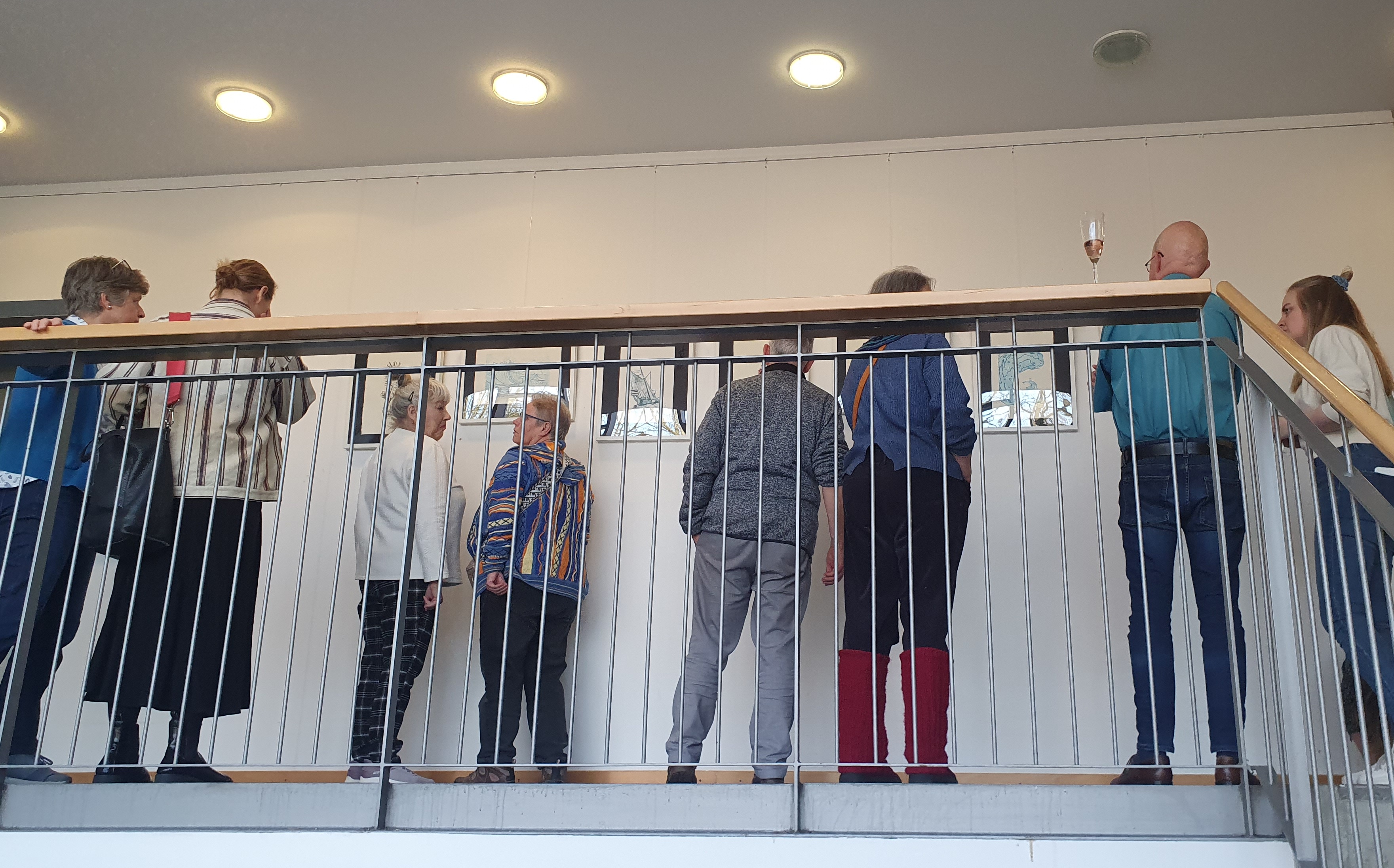 Besucher sehen sich die Bilder der Ausstellung an.